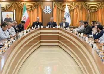 با جابه&zwnj;جایی در راس هرم مدیریتی سایپا، حالا پرونده واگذاری کارخانه &laquo;بن&zwnj;رو&raquo; به رنو دوباره باز شده و این احتمال وجود دارد که سایت موردنظر در اختیار خودروساز فرانسوی قرار گیرد. طبق قرارداد منعقده میان سازمان گسترش و نوسازی صنایع ایران (ایدرو) و رنو، طرف ایرانی وعده کرده که یک واحد تولیدی (بن&zwnj;رو یا هر سایت دیگری) را به&zwnj;عنوان آورده خود، در اختیار طرف فرانسوی بگذارد.