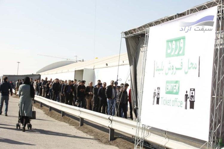 دومین نمایشگاه بین المللی خودروی تهران که در شهر آفتاب برگزار می شود، در این برنامه به حاشیه های بلیط فروشی نمایشگاه خودروی تهران و ورود بازدید کنندگان، صف خرید بلیط و اعتراض و نارضایتی ایشان می پردازیم.
