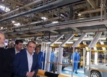 رئیس مجلس با حضور در ایران خودرو گفت: صندلی خودروهای ما هم استاندارد نیست، در مسافت های طولانی کمردرد می&lrm;گیریم.