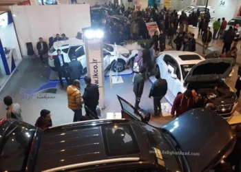 کرمان، شهری که در هفته&zwnj;های اخیر بیش&nbsp;از هر چیز&nbsp;اخبار زلزله آن شنیده می&zwnj;شود، در هفته&zwnj;ای که گذشت پذیرای یک رویداد خودرویی بود. هشتمین دوره نمایشگاه خودرو در این شهر تاریخی، در حالی برگزار شد&nbsp;که در این دوره،&nbsp;شرکت های خودروسازی همچون سایپا، پارس خودرو، ایران خودرو، کرمان موتور، مدیران خودرو و خودروسازی کارمانیا حضور فعال و پر رنگی داشتند.