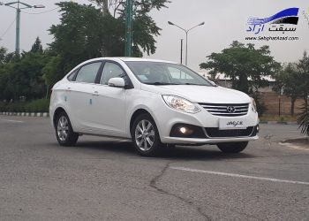 پس از توقف تولید خودروی Jac J5، حالا کرمان موتور به سراغ برادر کوچکتر آن رفته و جک جی 4 را برای عرضه در بازار ایران انتخاب کرده است. JAC J4 یک سدان‌ کامپکت کلاس B با همان پلتفرم جک اس 3 است که قلب تپنده آن نیز با جک جی 5 دنده دستی و جک S3 مشترک است.