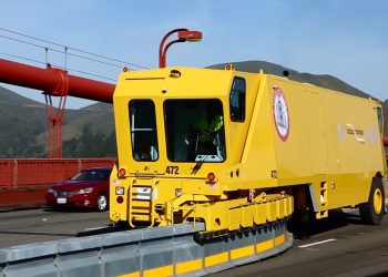 ماشین‌های انتقال بلوک‌های جاده (Barrier Transfer Machine) یا باز و بسته کننده مسیر (Road Zipper Machine) یک ماشین سنگین راهداری محسوب می‌شود که در زمان‌های ترافیک و یا یک طرفه شدن جاده، نقش باز یا بسته کردن یک مسیر و یا تغییر عرض مسیرهای رفت و برگشت خودروها به میزان یک یا دو لاین را انجام می‌دهد. 