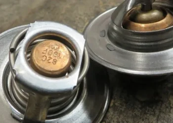 انواع ترموستات خودرو یا دماپا (Thermostat) نقش یکسانی دارند یعنی همان تنظیم درجه حرارت موتور خودروها. ترموستات ها کاری می کنند که دمای موتور همیشه روی دمای ایده¬آل آن خودرو که معمولا 85 درجه است ثابت بماند در غیر این صورت موتور خودرو با مشکل روبرو خواهد شد.