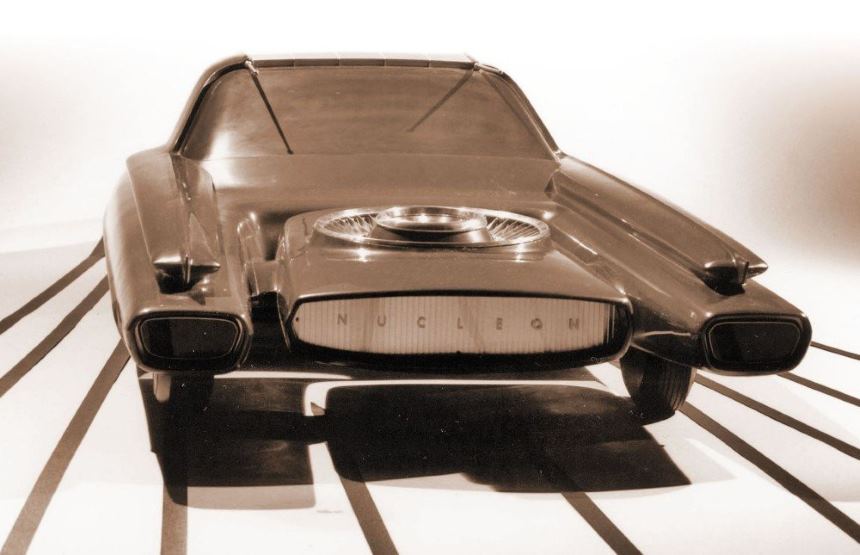 به گزارش پایگاه خبری سبقت آزاد، فورد نوکلئون خودروی کانسپتی است که در سال 1958 توسط شرکت فورد به عنوان خودرویی که در آینده از انرژی هسته ای نیرو می گیرد طراحی شد. طراحی این خودرو یکی از چندین طرحی بود که در دهه 50 و 60 میلادی ارائه شد. در این طرح موتور احتراق داخلی وجود نداشت. بلکه خودرویی بود که از طریق راکتورهسته ایی کوچکی درعقب خودرو نیرو می گرفت. البته با فرض اینکه روزی سایزهای کوچک آن ممکن باشند. ایده این بود که فورد نوکلئون نیروی خود را از موتور بخاری بگیرد که از شکست هسته اورانیم انرژی دریافت می کند. چیزی شبیه آنچه در زیردریایی های هسته ای وجود دارد. در زمانی که از این کانسپت رونمایی شد فناوری هسته ای بسیار نوپا بود و باور این می رفت که فناوری شکست هسته اتم بسیار ایمن و مرقون به صرفه باشد، به گونه ای که سوخت هسته ای اولین منبع انرژی در آمریکا شود و استفاده از بنزین و  گازوئیل منسوخ شود!