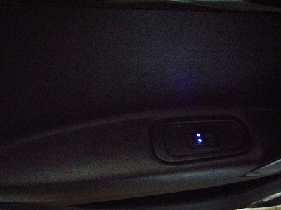 همانطور که می دانید در خودروی جک جی 5 بک لایت برای دکمه شیشه بالابرها وجود ندارد. در این کارگاه آموزشی قصد داریم به شما کمک می کنیم تا در صورت تمایل، برای این کلیدها بک لایت تعبیه کنید.