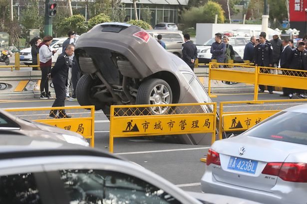 این حادثه عجیب در خیابان هاربین در استان هیلونگ جیانگ در شمال شرقی چین رخ داده است و در آن راننده یک رولزرویس 560 هزار پوندی به شکل معجزه آسایی از مرگ نجات یافت. آسفالتی بزرگ و گودال مانند زیر خودرو رولزرویس باز شده و راننده و خودرو گران قیمتش را بلعیده است اما راننده توانست از پنجره خودرو خود را بیرون بکشد.