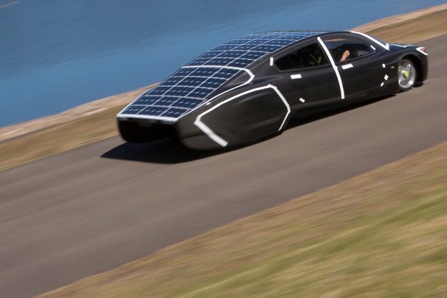 یک دانشجوی دوره کارشناسی دانشگاه "نیو ساوت ولز"(UNSW) استرالیا یک خودرو طراحی کرده‌ که تمام سطح آن با سلول خورشیدی پوشانده شده و مصرف آن برابر با یک دستگاه نان تست است.