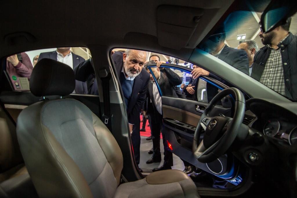 وزیر صنعت، معدن و تجارت با حضور در غرفه شرکت کرمان موتور در نمایشگاه اتواکسپو تهران از خودرو جدید ایگل در دو نسخه بنزینی و برقی بازدید به عمل آورد.
