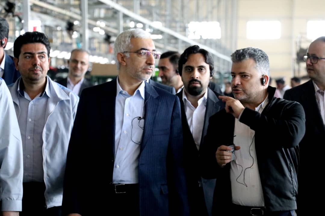 دکتر مجید عشقی، رئیس سازمان بورس و اوراق بهادار، به همراه جمعی از مدیران این مجموع، از کارخانه کرمان موتور در منطقه ویژه اقتصادی ارگ جدید در شهرستان بم بازدید کردند.