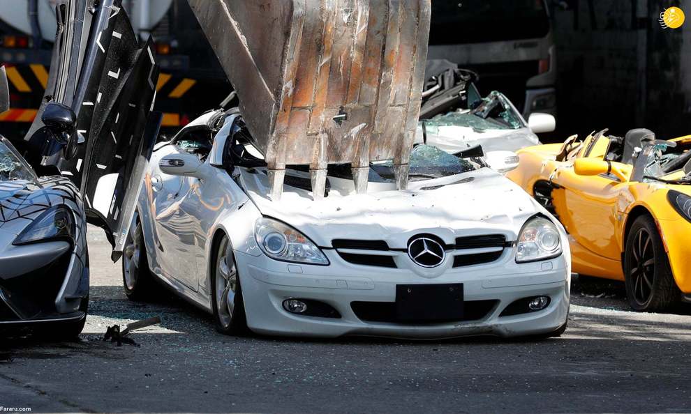 عملیات نابودسازی خودرو‌های لوکس در فیلیپین که به صورت قاچاق وارد این کشور شده به وسیله بولدوزر صورت گرفت.