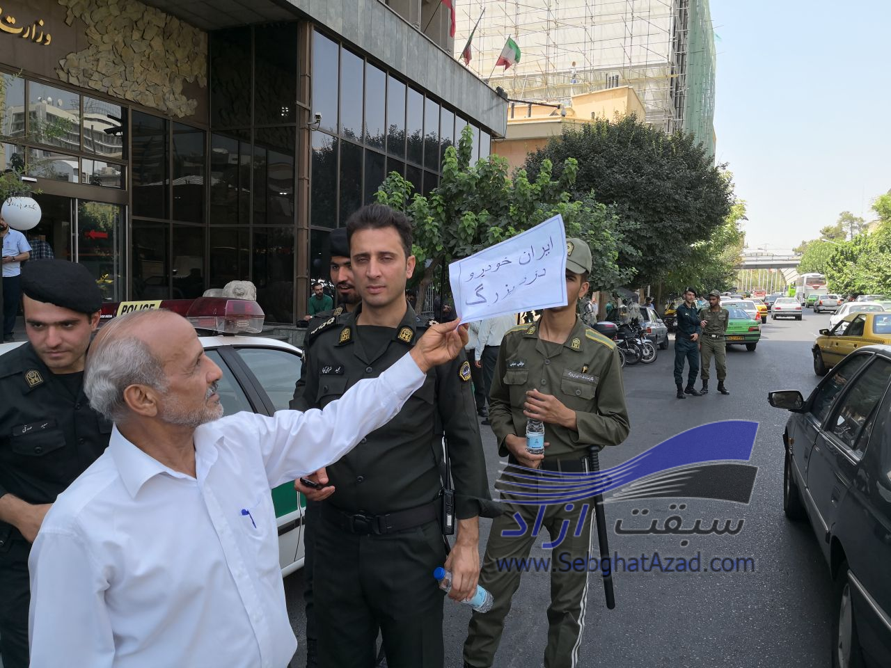 تجمع مشتریان ایران خودرو مقابل وزارت صنعت، معدن‌ و تجارت