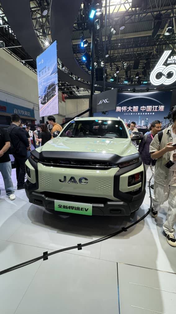 اتو اکسپو چین در چند سال اخیر به یکی از بزرگ ترین و مهم ترین رویدادهای خودرویی جهان تبدیل شده و شرکت جی ای سی (JAC) نیز با توجه به اهمیت این اتو شو، سبد کاملی از محصولات خود را در نمایشگاه حاضر کرد.
