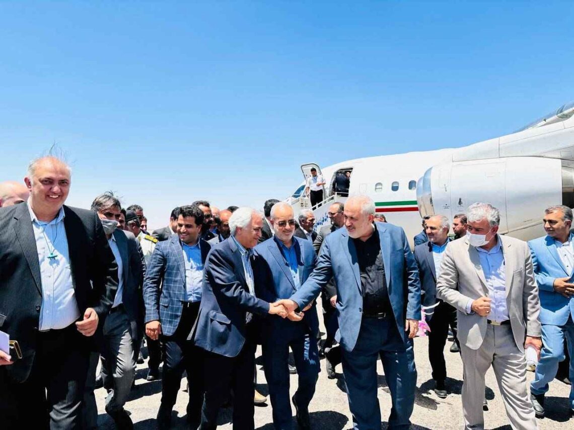 پس از آغاز به کار خط تولید سرسیلندر و خط رنگ رباتیک آبی پوشان کرمانی در ابتدای هفته جاری ، خط تولید گیربکس CVT و باک پلیمری خودرو کرمان موتور باحضور وزیر صمت افتتاح شد.