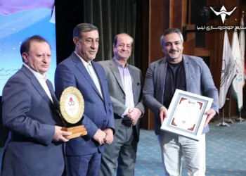 نشان عالی مسئولیت اجتماعی بر سینه خودورسازی ایلیا