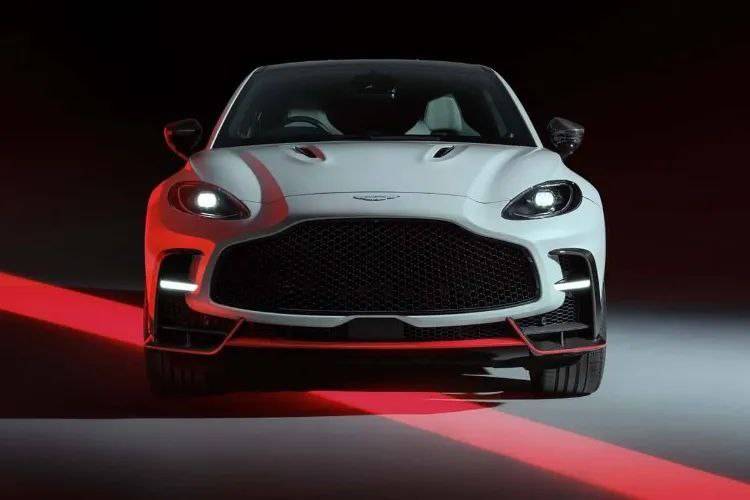 آستون مارتین DBX S مدل 2026 با موتور 717 اسب بخاری، طراحی ظاهری تهاجمی، کابینی مدرن و وزن سبک‌تر از DBX707 معرفی شد. در این مقاله مشخصات فنی، طراحی و ویژگی‌های این شاسی‌بلند لوکس را بررسی می‌کنیم.
