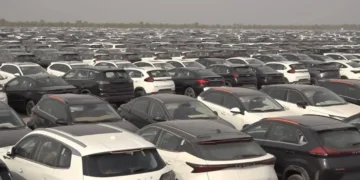تحویل خودرو در بم از سر گرفته شد
