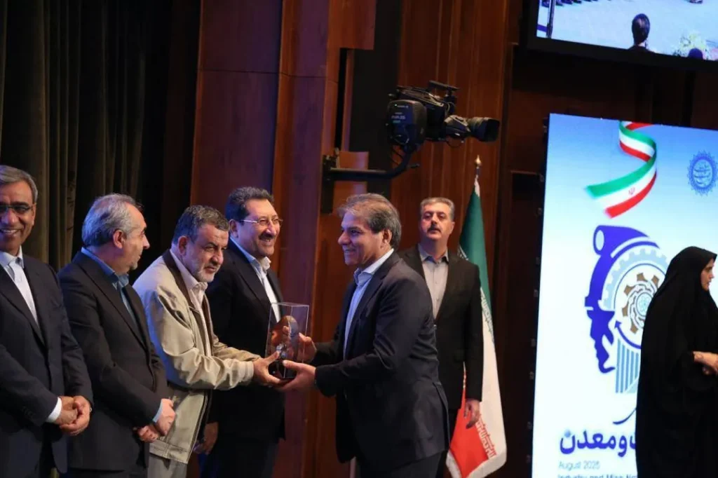 سروش موتور مبنا برنده تندیس زرین روز ملی صنعت