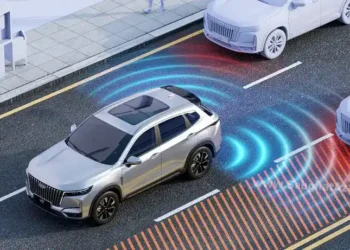 در دنیای امروز، فناوری‌های پیشرفته کمک‌راننده یا ADAS به یکی از ارکان اصلی ایمنی خودرو تبدیل شده‌اند. در این مقاله به پرسش: رادارهای ADAS چیست و چگونه به افزایش ایمنی خودرو کمک می‌کنند؟ پاسخ میدهیم