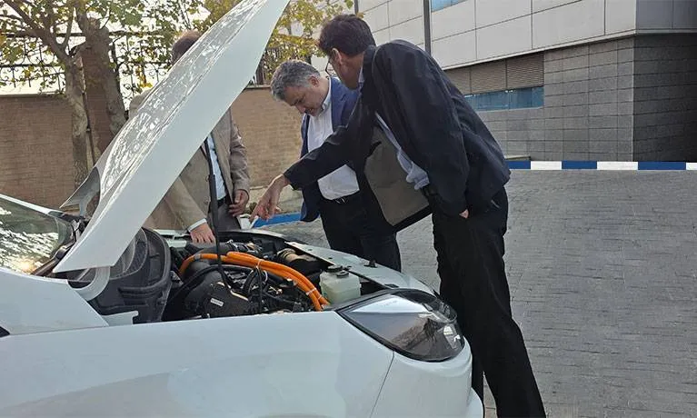 بازدید سامان فیروزی مدیر عامل کرمان موتور از سدان هیبرید ملی ایگل