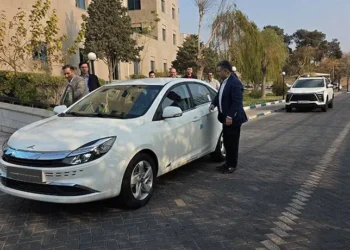 بازدید مدیر عامل کرمان موتور از سدان هیبرید ملی ایگل 6 سامان فیروزی و بازدید مدیر عامل کرمان موتور از سدان هیبرید ملی ایگل