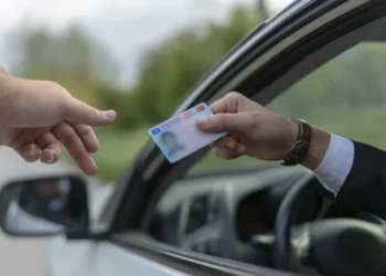 آیا بیمه بدنه به راننده بدون گواهینامه تعلق میگیرد؟