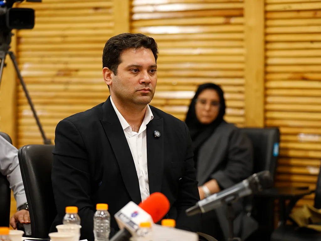 چگونه در دهه ۱۳۸۰، خودروسازی ایران به وابستگی رسید؟/ صنعت خودروسازی یکی از اهداف اصلی تحریمها بوده است/ برای صنعت خودرو نقشه توسعه پایدار تدوین نشده است/ صنعت خودرو نسبت به بسیاری از صنایع وضعیت بهتری دارد/ تعطیل کردن صنعت خودرو منطقی و امکان پذیر نیست 5 آقای الان