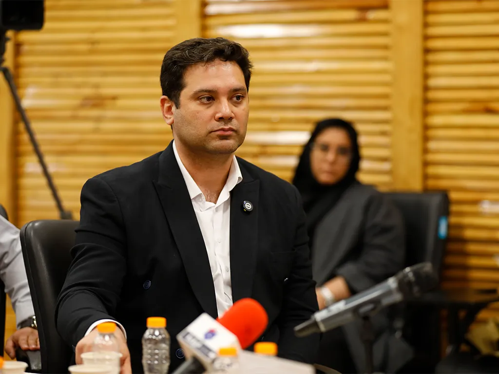 چگونه در دهه ۱۳۸۰، خودروسازی ایران به وابستگی رسید؟/ صنعت خودروسازی یکی از اهداف اصلی تحریمها بوده است/ برای صنعت خودرو نقشه توسعه پایدار تدوین نشده است/ صنعت خودرو نسبت به بسیاری از صنایع وضعیت بهتری دارد/ تعطیل کردن صنعت خودرو منطقی و امکان پذیر نیست 9 آقای الان