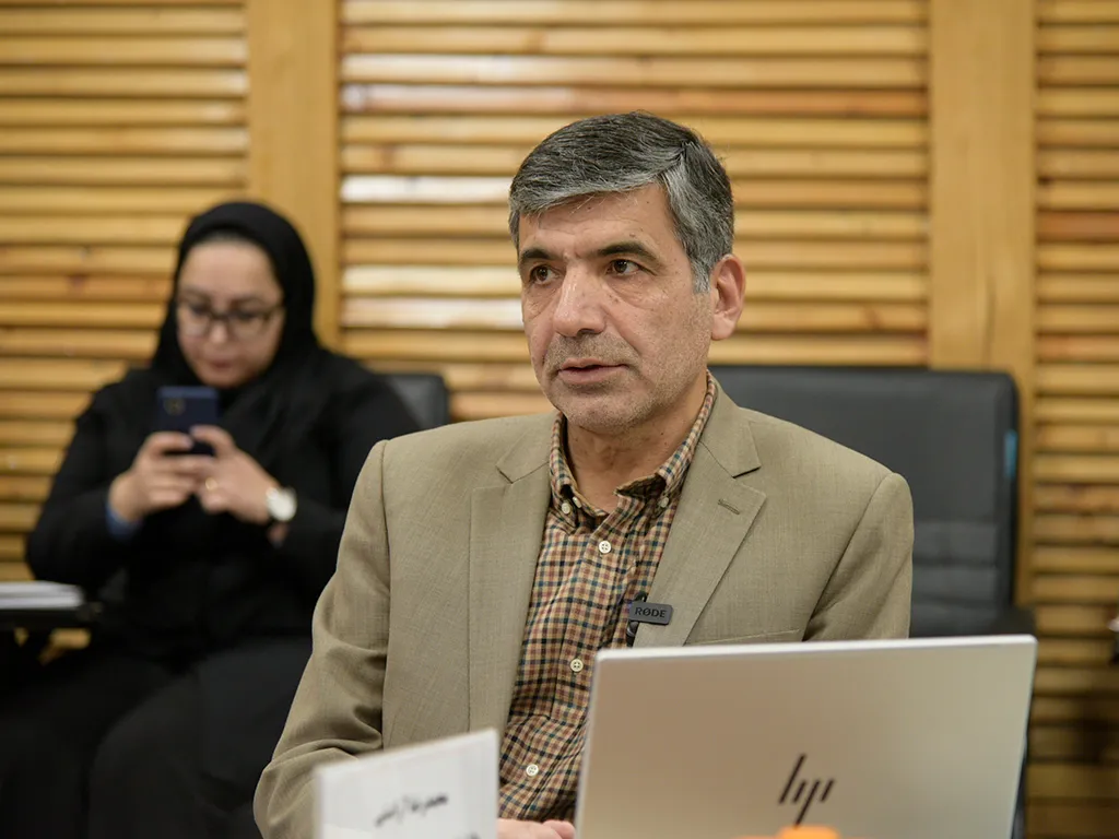 چگونه در دهه ۱۳۸۰، خودروسازی ایران به وابستگی رسید؟/ صنعت خودروسازی یکی از اهداف اصلی تحریمها بوده است/ برای صنعت خودرو نقشه توسعه پایدار تدوین نشده است/ صنعت خودرو نسبت به بسیاری از صنایع وضعیت بهتری دارد/ تعطیل کردن صنعت خودرو منطقی و امکان پذیر نیست 2 آقای آراستی