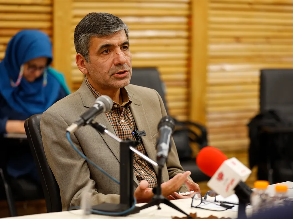 چگونه در دهه ۱۳۸۰، خودروسازی ایران به وابستگی رسید؟/ صنعت خودروسازی یکی از اهداف اصلی تحریمها بوده است/ برای صنعت خودرو نقشه توسعه پایدار تدوین نشده است/ صنعت خودرو نسبت به بسیاری از صنایع وضعیت بهتری دارد/ تعطیل کردن صنعت خودرو منطقی و امکان پذیر نیست 6 آقای آراستی