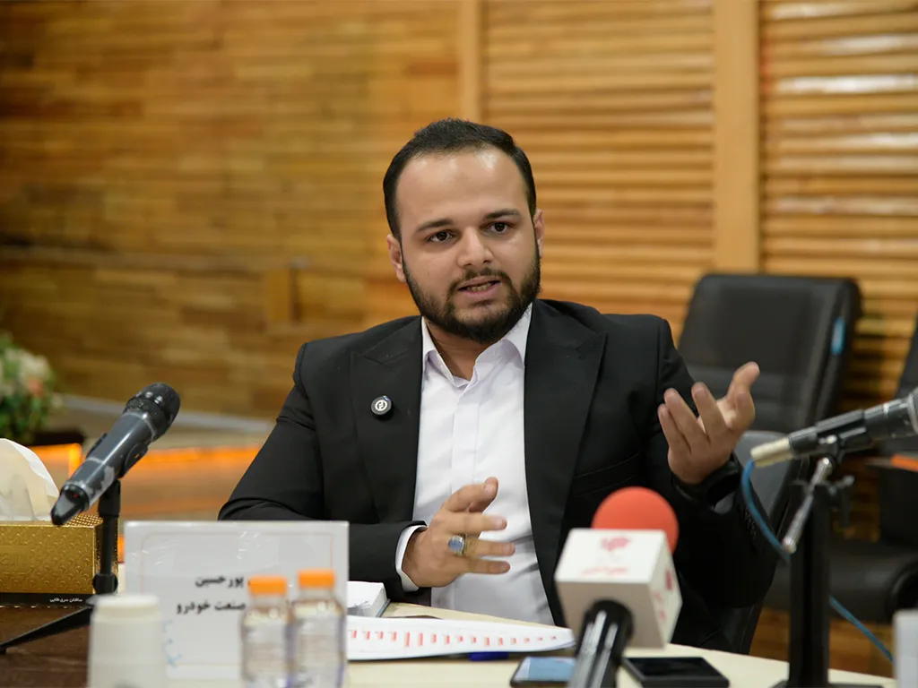 چگونه در دهه ۱۳۸۰، خودروسازی ایران به وابستگی رسید؟/ صنعت خودروسازی یکی از اهداف اصلی تحریمها بوده است/ برای صنعت خودرو نقشه توسعه پایدار تدوین نشده است/ صنعت خودرو نسبت به بسیاری از صنایع وضعیت بهتری دارد/ تعطیل کردن صنعت خودرو منطقی و امکان پذیر نیست 7 آقای پورحسین