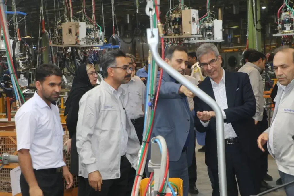 بازدید معاون وزارت علوم از کرمان موتور و خط تولید هاچبک ملی شدو 4 بازدید معاون وزارت علوم از کرمان موتور و خط تولید هاچبک ملی شدو