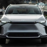 طراحی ظاهری بدنه تویوتا bZ4X مدل 2023 ترکیبی از توانایی‌های یک خودروی شاسی بلند (SUV) همراه با کیفیت پیشرفته یک خودروی الکتریکی مجهز به باتری (BEV) است.